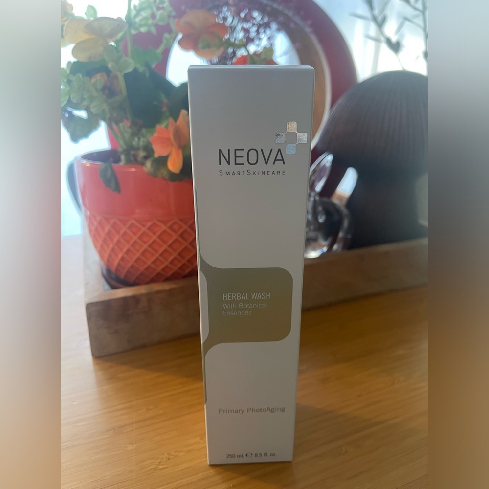 Neova Herbal Wash 250ml all skin type